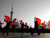 Dansande kvinnor - Shanghai syns i bakgrunden
